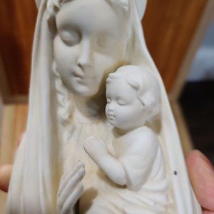 Vtg Ceramic Madonna & Child Figurine Baby & Mom Praying White Porcelain 5.5x4"